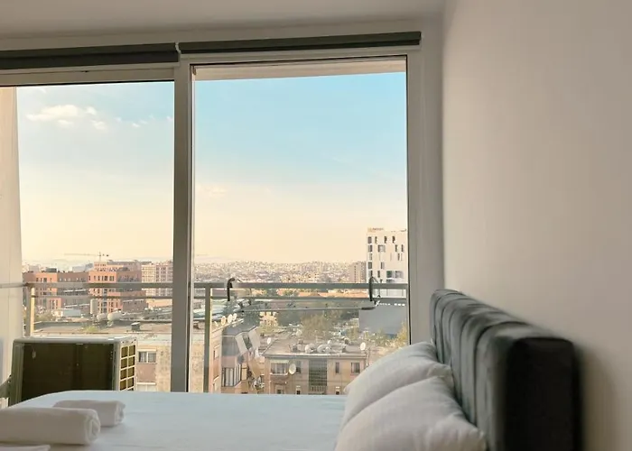 Urban Serenity Skyline View 2 地拉那